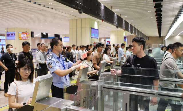 暑期迎客超600万人次！青茂边检全力保障旅客通关顺畅