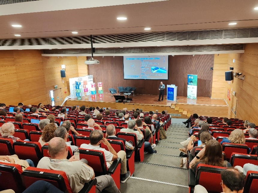 “澳科一号”卫星首席科学家、澳门科技大学讲座教授张可可向IAGA全球大会作特邀科学报告。 “澳科一号”卫星首席科学家、澳门科技大学讲座教授张可可向IAGA全球大会作特邀科学报告。