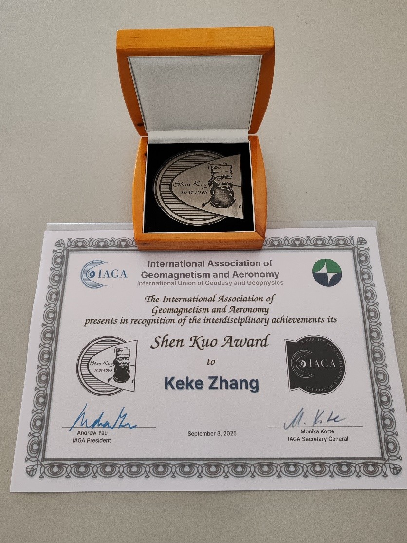 国际地磁与空间物理协会(IAGA)将2025年“沈括奖”授予“澳科一号”卫星项目首席科学家、澳门科技大学讲座教授张可可。 国际地磁与空间物理协会(IAGA)将2025年“沈括奖”授予“澳科一号”卫星项目首席科学家、澳门科技大学讲座教授张可可。