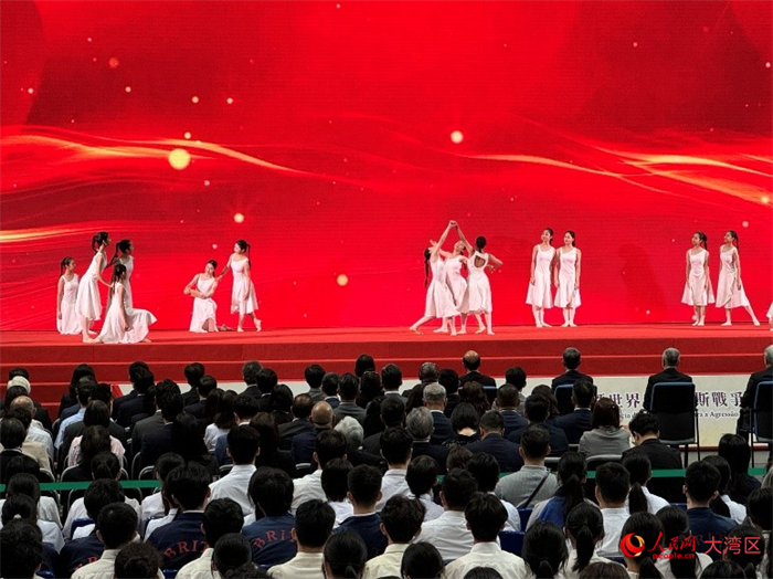 直播纪念大会开始前，澳门学生表演舞蹈《奔涌的礼赞》。