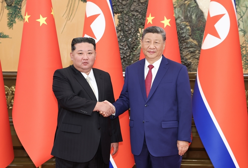 9月4日晚，中共中央总书记、国家主席习近平在北京人民大会堂同来华出席纪念中国人民抗日战争暨世界反法西斯战争胜利80周年活动的朝鲜劳动党总书记、国务委员长金正恩举行会谈。图片来源：新华网