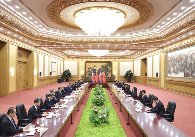 9月4日晚，中共中央总书记、国家主席习近平在北京人民大会堂同来华出席纪念中国人民抗日战争暨世界反法西斯战争胜利80周年活动的朝鲜劳动党总书记、国务委员长金正恩举行会谈。图片来源：新华网