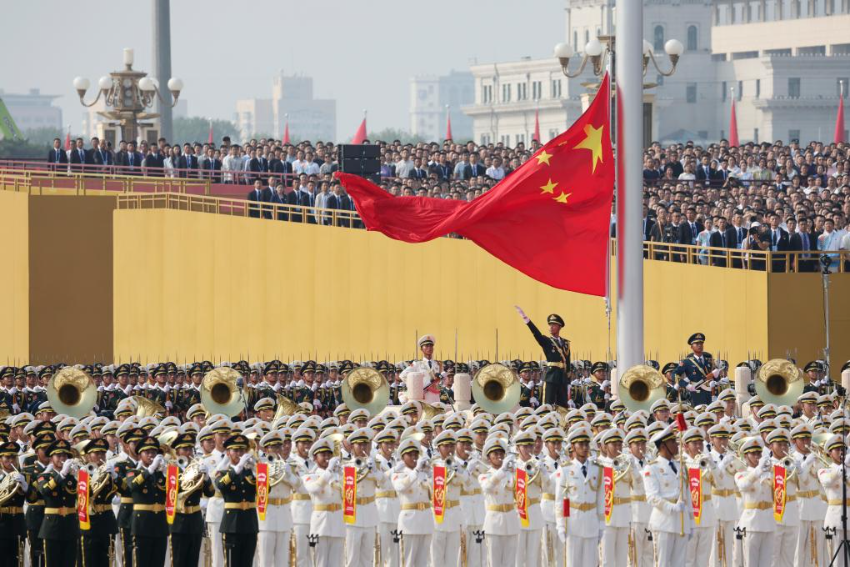 9月3日，纪念中国人民抗日战争暨世界反法西斯战争胜利80周年大会在北京隆重举行。这是天安门广场举行隆重的升国旗仪式。