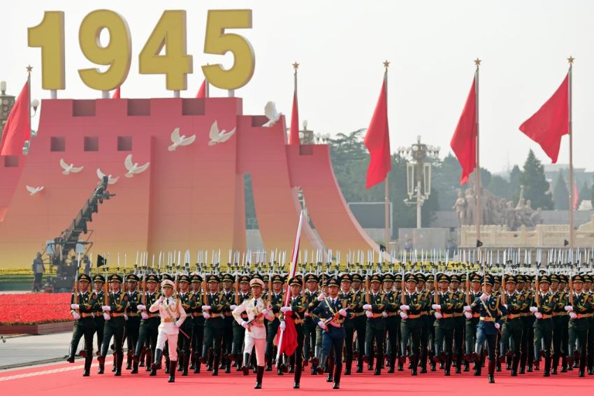 9月3日，纪念中国人民抗日战争暨世界反法西斯战争胜利80周年大会在北京隆重举行。这是国旗护卫队在行进中。