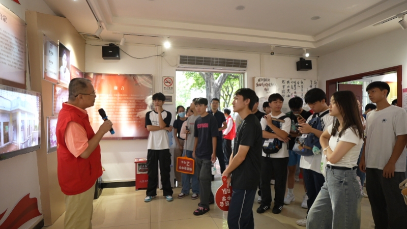香港学生参观陈铁军故居及纪念馆。 香港学生参观陈铁军故居及纪念馆。