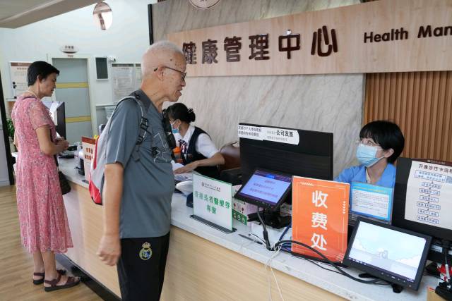 近日，香港长者来到惠州市中心人民医院参观体验，交流香港长者医疗券的使用事宜。 