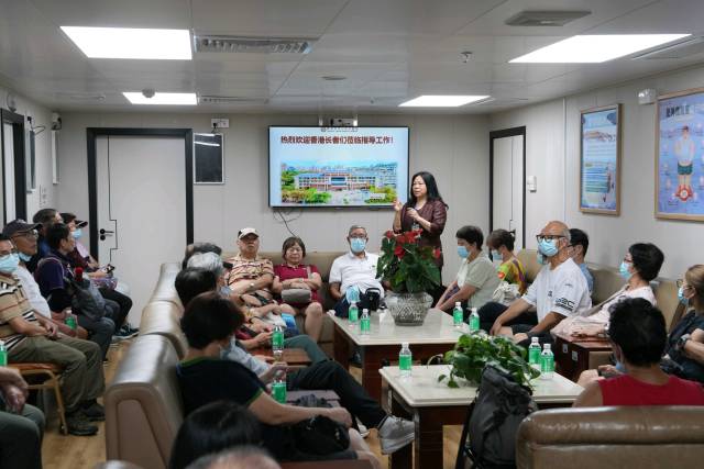 香港长者在惠州市中心人民医院交流香港长者医疗券的使用事宜。 
