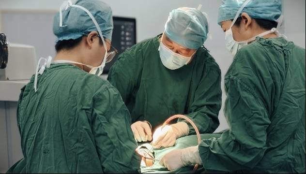 去年底，惠州市第三人民医院实现惠州第一例港澳药械临床应用。受访单位供图