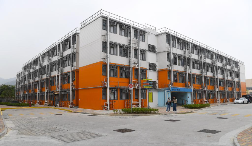 这是2024年3月6日拍摄的香港过渡性房屋项目博爱江夏围村住宅大楼