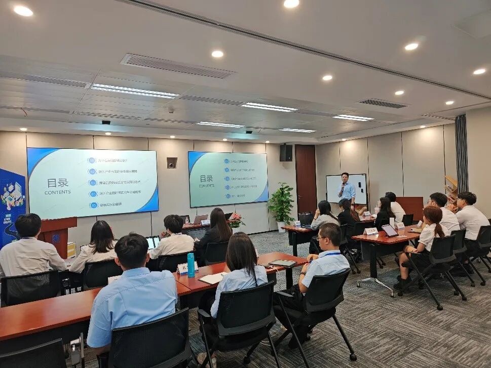 图为澳门青年聆听导师业务辅导，展开跨境跟岗见习。