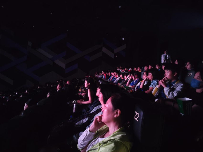 9月20日，在“铭记历史·珍爱和平”《南京照相馆》主题观影活动现场，“香港杯”外交知识竞赛中学组优胜师生在观影。
