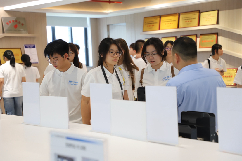 港澳青年参观清远高新技术企业。清远日报记者 张彩霞 摄
