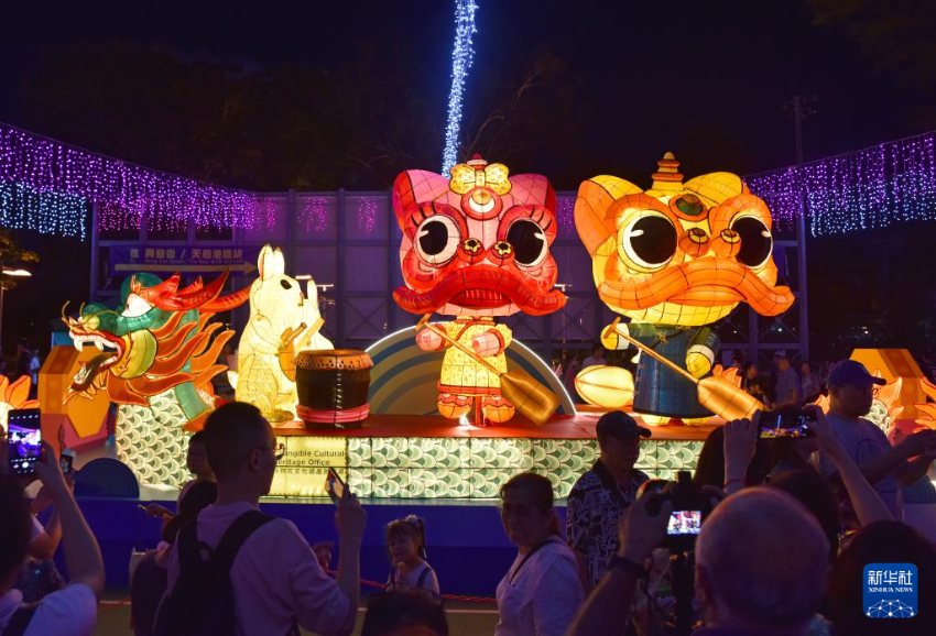 10月6日，市民在香港维多利亚公园欣赏中秋彩灯。