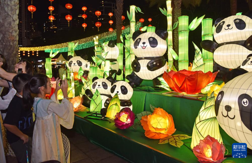10月6日，市民在香港维多利亚公园欣赏中秋彩灯。