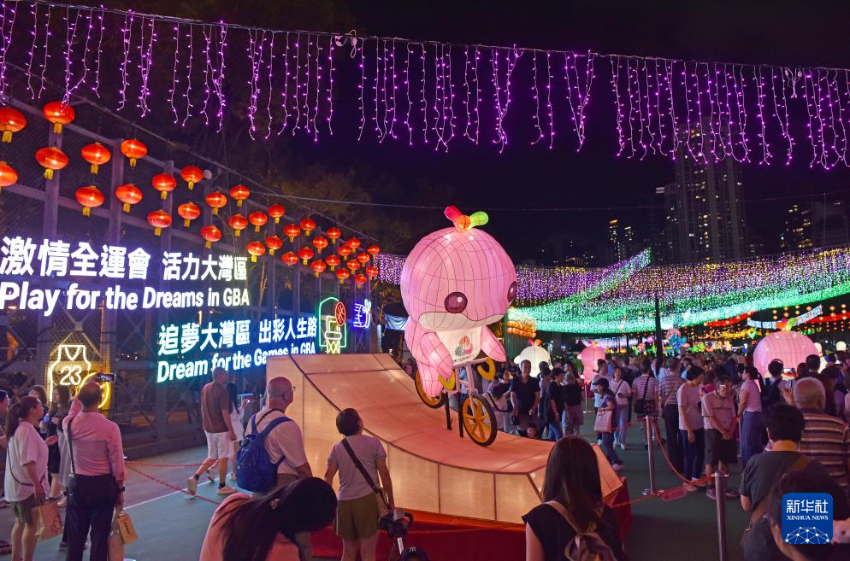 10月6日，市民在香港维多利亚公园欣赏中秋彩灯。