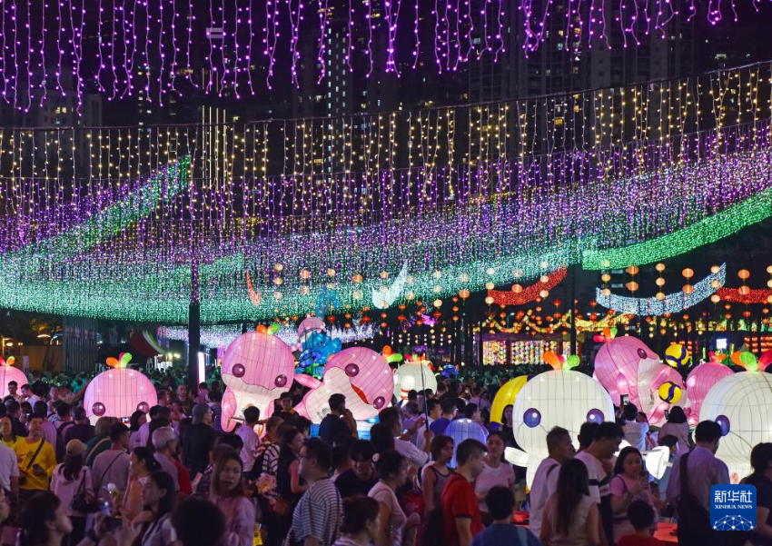 10月6日，市民在香港维多利亚公园欣赏中秋彩灯。