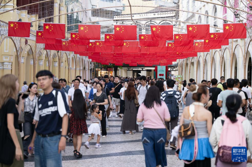 10月6日，游客在澳门议事亭前地游览。