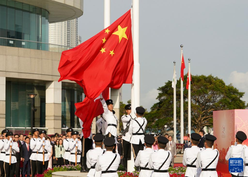 10月1日，香港特别行政区政府在金紫荆广场举行升旗仪式，庆祝中华人民共和国成立76周年。