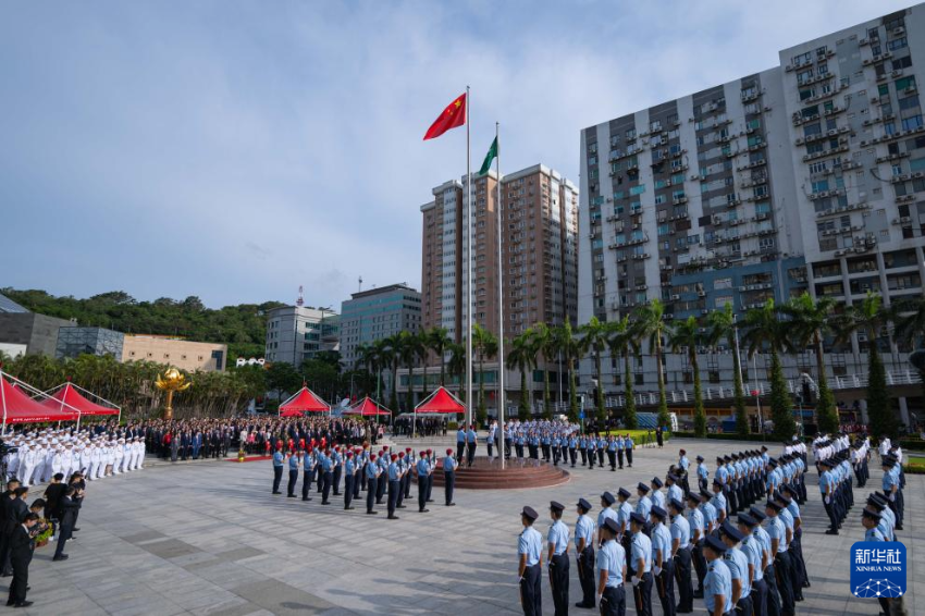 10月1日，澳门特别行政区政府在金莲花广场隆重举行升旗仪式，庆祝中华人民共和国成立76周年。