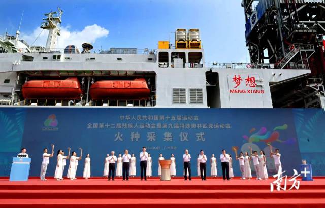 黄坤明、高志丹、周长奎、李家超、岑浩辉、孟凡利共同点燃十五运会和残特奥会“圣火”。图片来源：南方+客户端