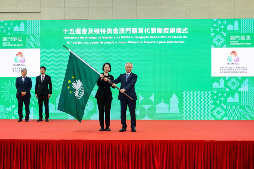 这是10月11日拍摄的授旗仪式。