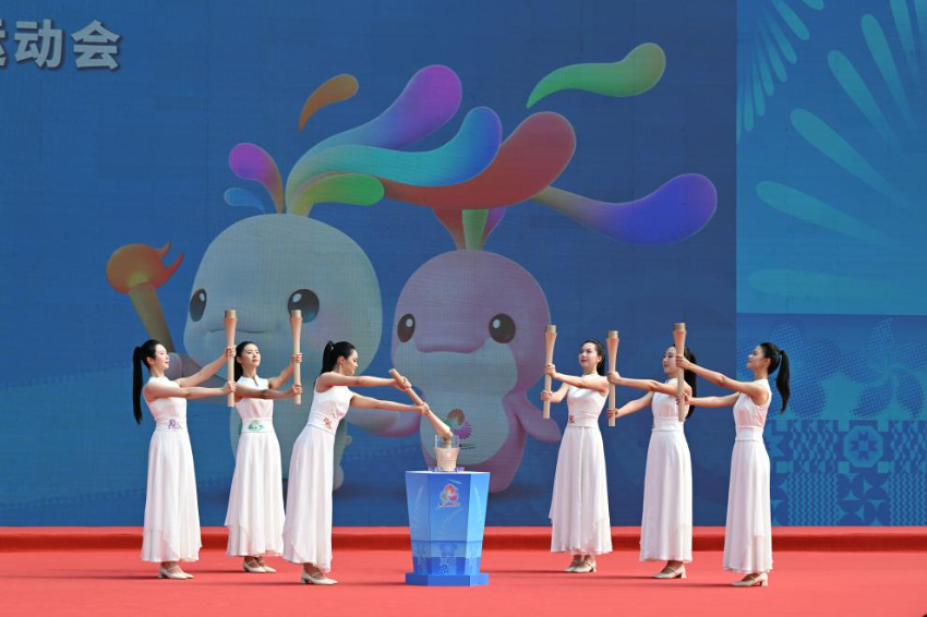 10月9日,采火少女点燃采火棒。当日,中华人民共和国第十五届运动会、全国第十二届残疾人运动会暨第九届特殊奥林匹克运动会火种采集仪式在广东省广州市举行。 10月9日,采火少女点燃采火棒。当日,中华人民共和国第十五届运动会、全国第十二届残疾人运动会暨第九届特殊奥林匹克运动会火种采集仪式在广东省广州市举行。