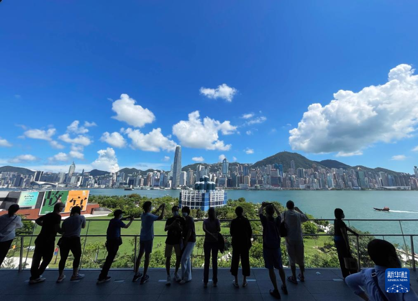 2022年7月8日，参观者在香港故宫文化博物馆的一处观景台上拍照留念。