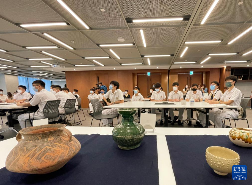 2022年8月12日，中学生在香港故宫文化博物馆听老师讲解陶瓷文化。
