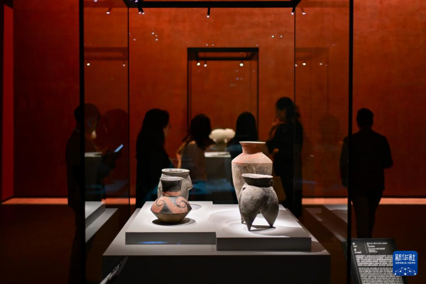 2024年9月24日，媒体人员在香港故宫文化博物馆“中华文明溯源”特展媒体预展上参观。