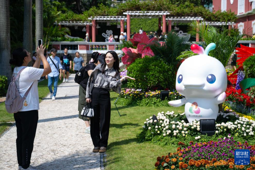 10月18日,游客在澳门特区政府总部参观拍照。 10月18日,游客在澳门特区政府总部参观拍照。