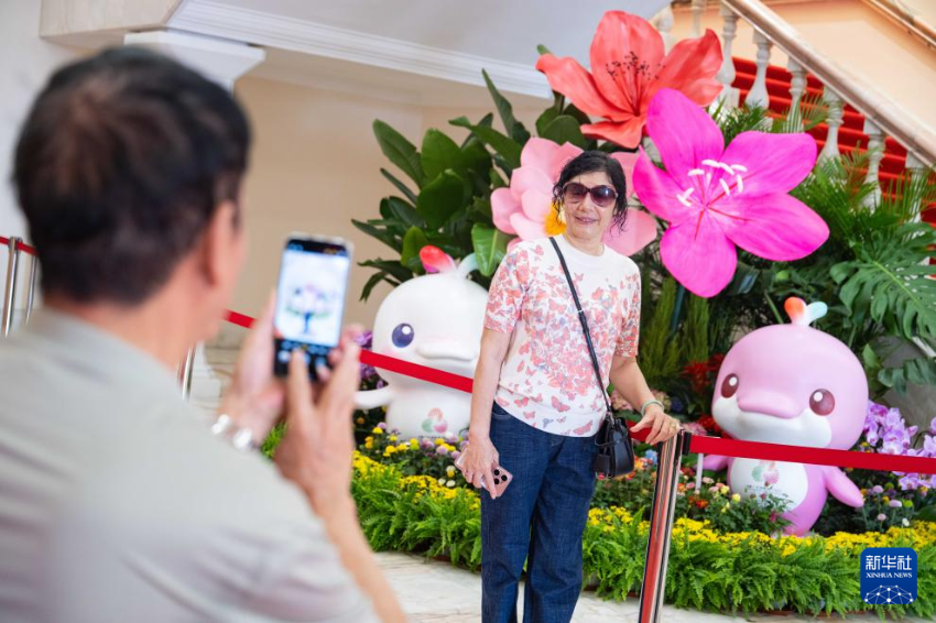 10月18日,游客在澳门特区政府总部参观拍照。 10月18日,游客在澳门特区政府总部参观拍照。