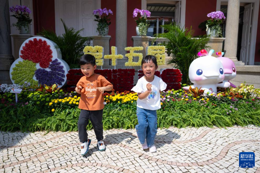 10月18日,小朋友在澳门特区政府总部参观。 10月18日,小朋友在澳门特区政府总部参观。