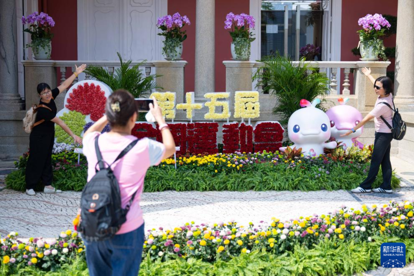 10月18日,游客在澳门特区政府总部参观拍照。 10月18日,游客在澳门特区政府总部参观拍照。