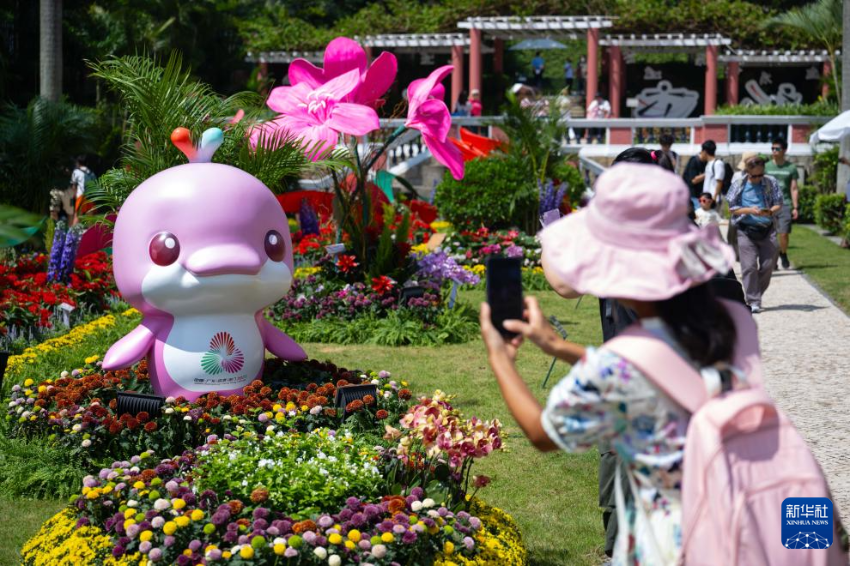 10月18日,游客在澳门特区政府总部参观拍照。 10月18日,游客在澳门特区政府总部参观拍照。