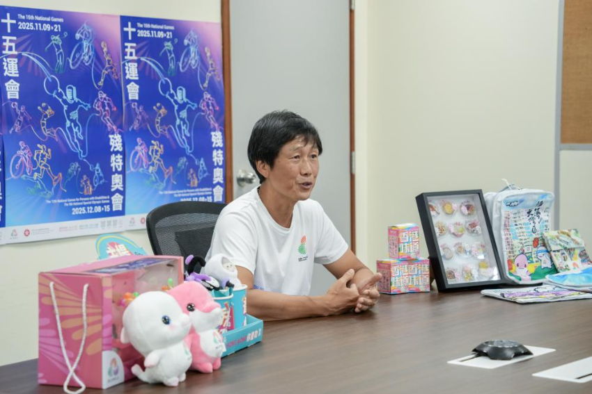 图为香港特区政府全运会统筹办公室主任杨德强接受新华社记者专访。 图为香港特区政府全运会统筹办公室主任杨德强接受新华社记者专访。