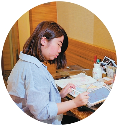 香港青年林颖彤在位于香港荃湾西如心酒店的青年宿舍中画画。 香港青年林颖彤在位于香港荃湾西如心酒店的青年宿舍中画画。