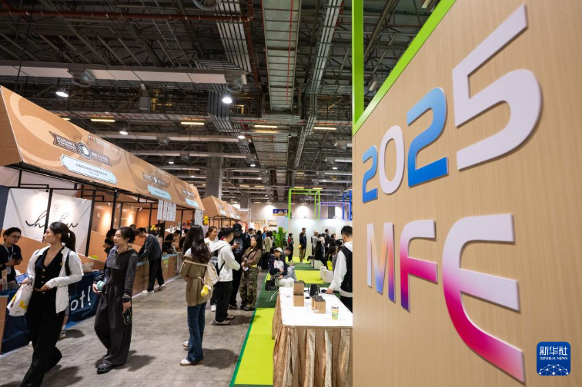 10月22日,人们参观澳门国际品牌连锁加盟展2025。 10月22日,人们参观澳门国际品牌连锁加盟展2025。