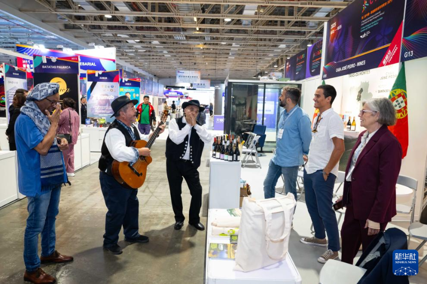 10月22日,演员在第二届中国—葡语国家经贸博览会(澳门)上与参展者互动。 10月22日,演员在第二届中国—葡语国家经贸博览会(澳门)上与参展者互动。