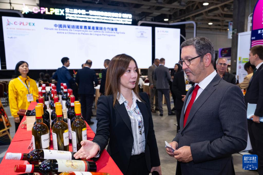 10月22日,工作人员在第二届中国—葡语国家经贸博览会(澳门)展台介绍葡萄酒。 10月22日,工作人员在第二届中国—葡语国家经贸博览会(澳门)展台介绍葡萄酒。