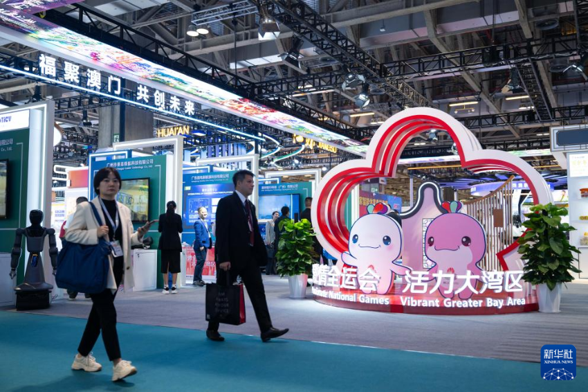 10月22日,人们参观第三十届澳门国际贸易投资展览会。 10月22日,人们参观第三十届澳门国际贸易投资展览会。