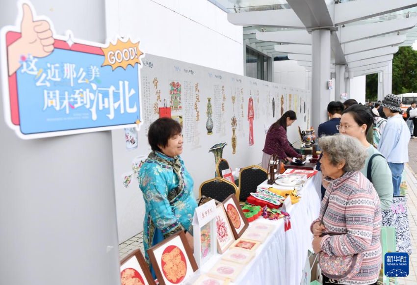 10月22日,人们在非遗展区参观。 10月22日,人们在非遗展区参观。