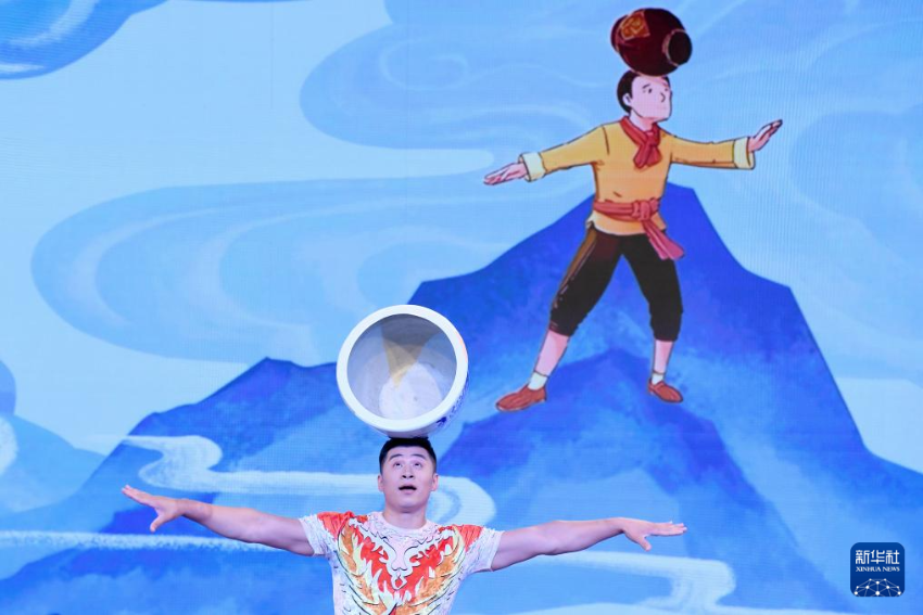 10月22日,演员表演吴桥传统杂技顶缸。 10月22日,演员表演吴桥传统杂技顶缸。