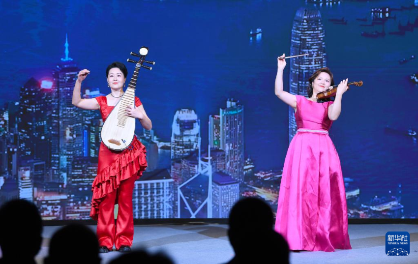10月22日,冀港艺术家联袂表演器乐演奏。 10月22日,冀港艺术家联袂表演器乐演奏。