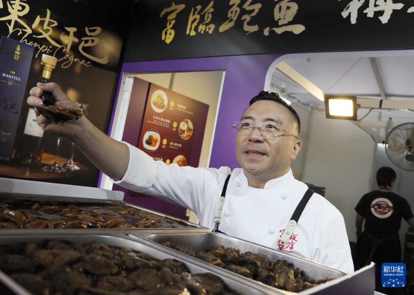 10月23日,在香港中环海滨,参展商在推介香港传统美食。 10月23日,在香港中环海滨,参展商在推介香港传统美食。