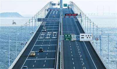 图为车辆在港珠澳大桥上驶过。 图为车辆在港珠澳大桥上驶过。