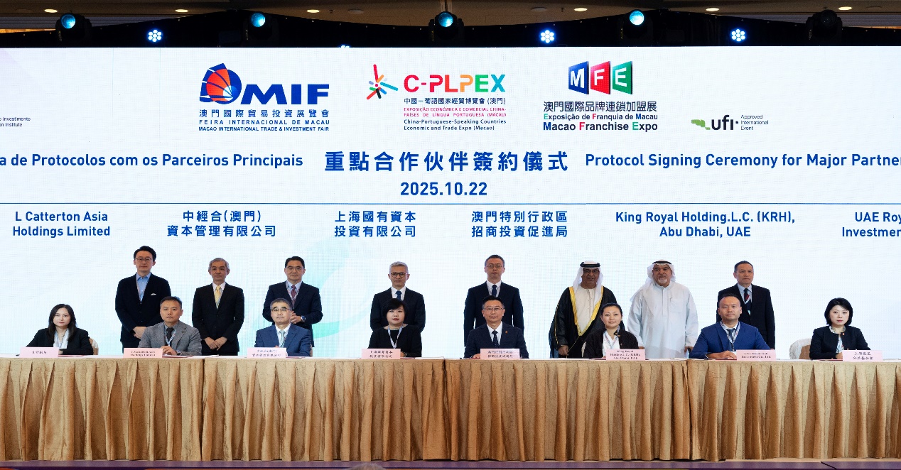 图为“三展”首日世界500强等企业现场签署13份合作项目。 图为“三展”首日世界500强等企业现场签署13份合作项目。