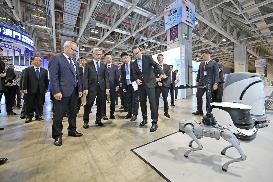 图为澳门特区行政长官岑浩辉参观展会各展区。 图为澳门特区行政长官岑浩辉参观展会各展区。