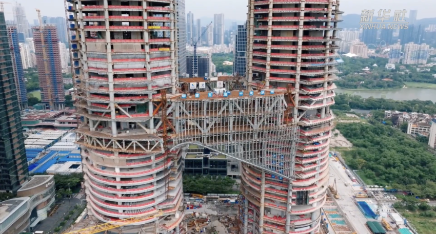 大湾区新地标6000吨“巨龙”120米高空实现毫米级合体 大湾区新地标6000吨“巨龙”120米高空实现毫米级合体