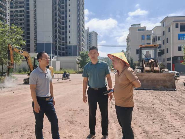 工作队就道路硬化工程开展调研。图片来源:省委港澳办 工作队就道路硬化工程开展调研。图片来源:省委港澳办
