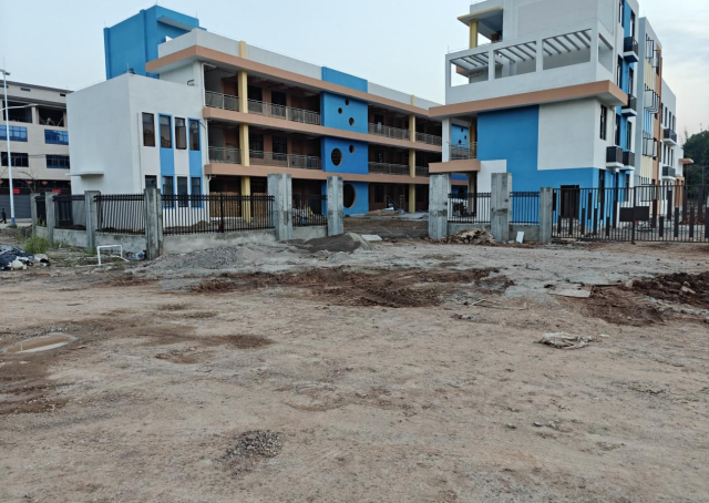 大麻镇中心幼儿园门前道路硬化前。图片来源:省委港澳办 大麻镇中心幼儿园门前道路硬化前。图片来源:省委港澳办